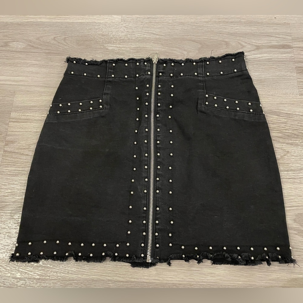 F21 - Cute Black Y2K Denim Skirt with Studs & Zipper. M